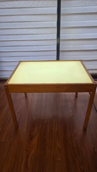 Mesa infantil de madera con luz