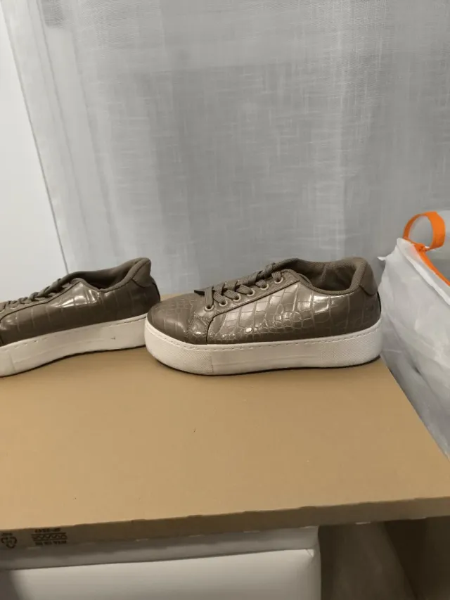 Zapatillas cómodas efecto piel cocodrilo