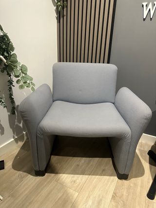 Sillón de tela gris moderno
