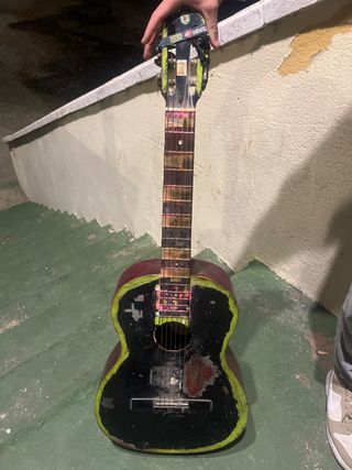 Guitarra acústica usada