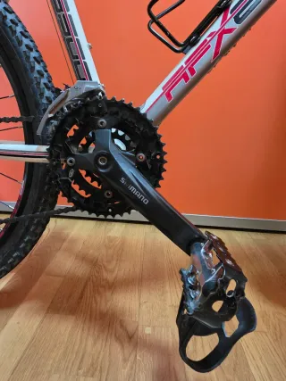 Bicicleta de montaña con diseño deportivo.