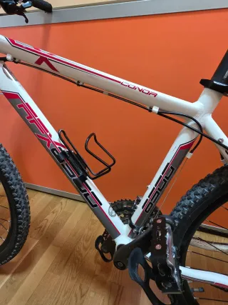 Bicicleta de montaña con diseño deportivo.