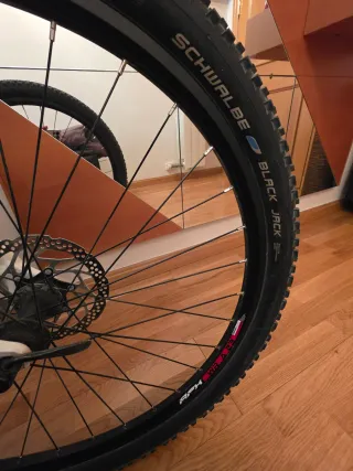 Bicicleta de montaña con diseño deportivo.