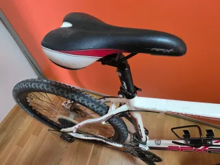 Bicicleta de montaña con diseño deportivo.