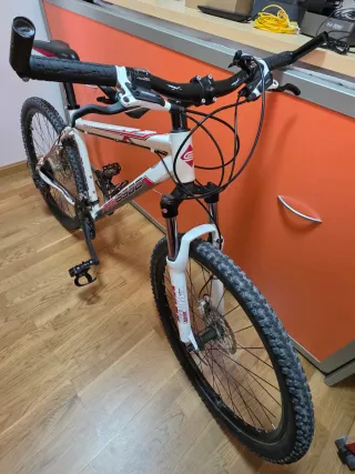 Bicicleta de montaña con diseño deportivo.