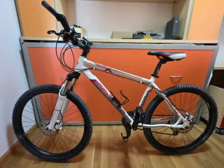 Bicicleta de montaña con diseño deportivo.