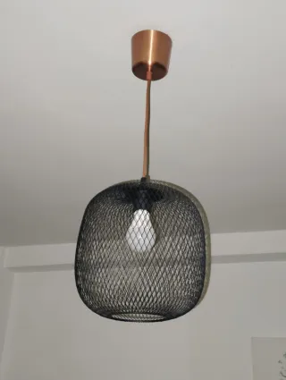 Lámpara de techo negra con detalles dorados