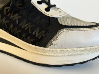 Zapatillas Michael Kors Negras y Blancas