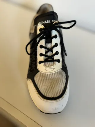 Zapatillas Michael Kors Negras y Blancas