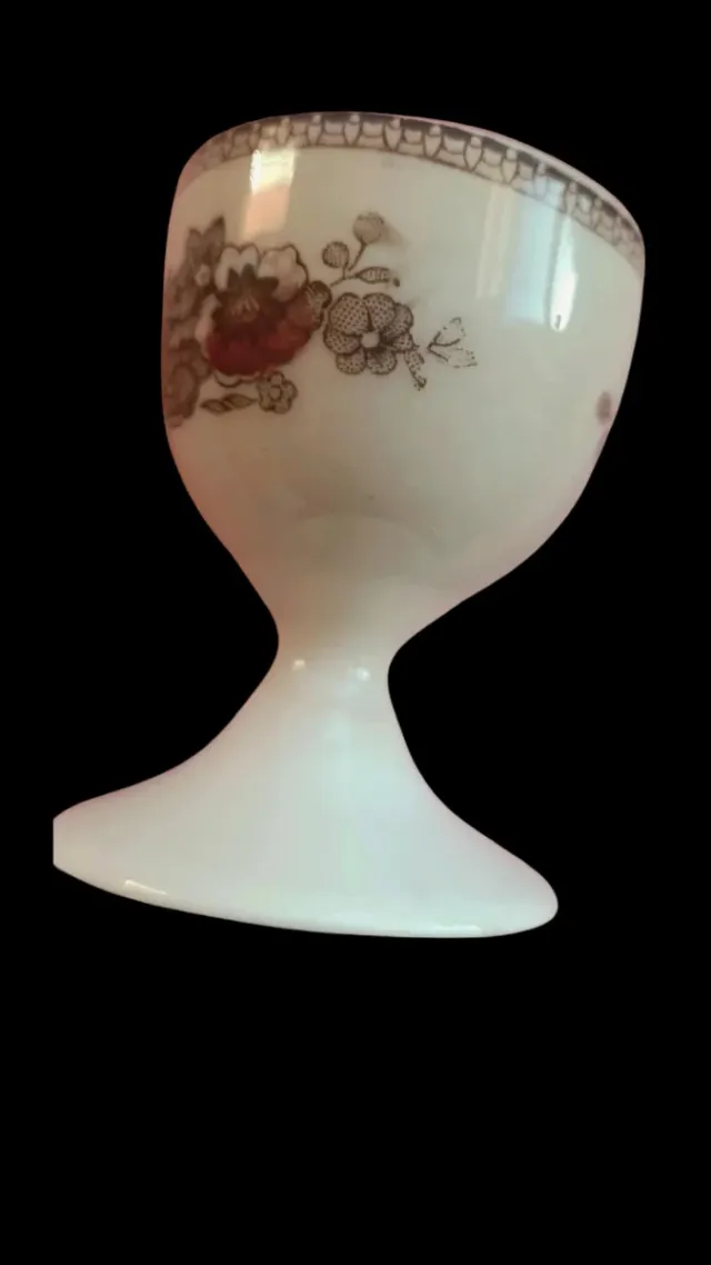 Huevera de porcelana inglesa con diseño floral.