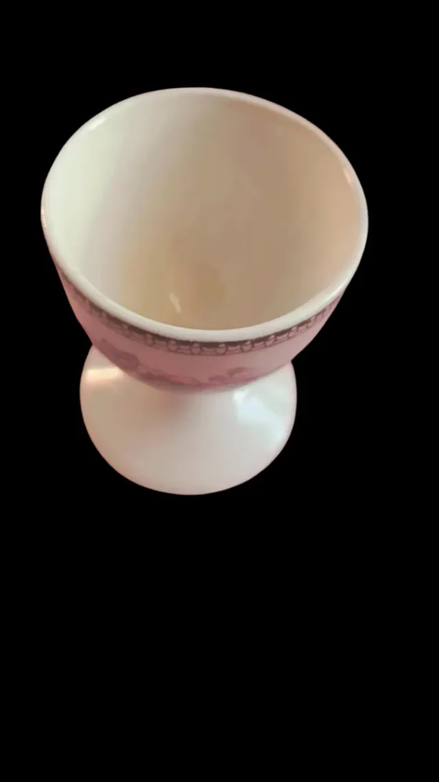 Huevera de porcelana inglesa con diseño floral.
