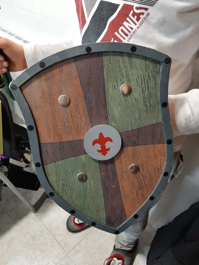 Casco de guerrero medieval, hacha y escudo