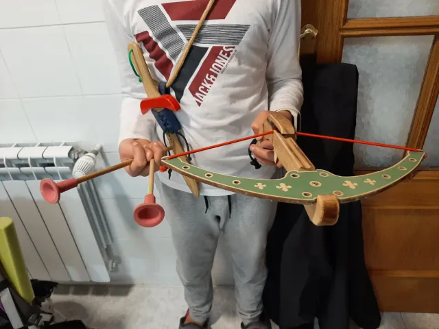 Casco de guerrero medieval, hacha y escudo