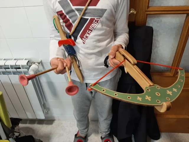 Casco de guerrero medieval, hacha y escudo