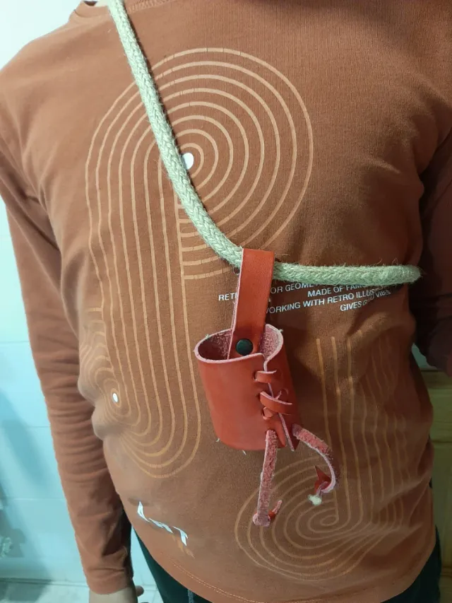 Casco de guerrero medieval, hacha y escudo