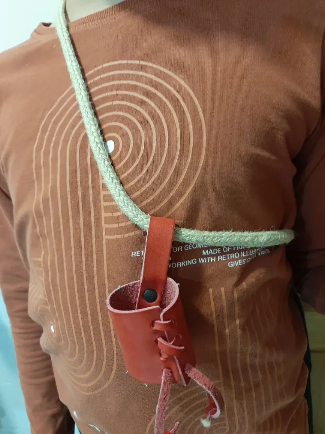 Casco de guerrero medieval, hacha y escudo