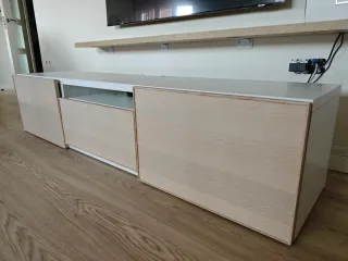Mueble TV blanco y madera