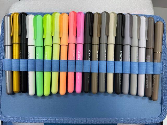 Estuche Croma azul con banda elástica