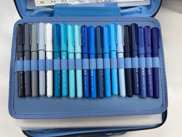 Estuche Croma azul con banda elástica