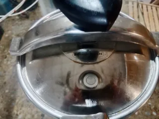 Vendita di due pentole Magefesa a pressione, una media e una grande