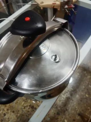 Vendita di due pentole Magefesa a pressione, una media e una grande