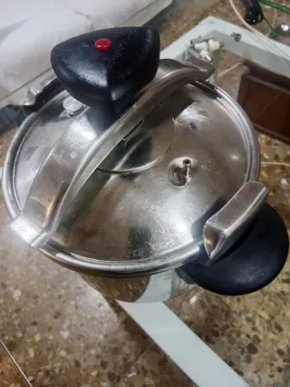 Vendita di due pentole Magefesa a pressione, una media e una grande