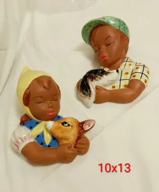 Figuras pintadas de niños con animales