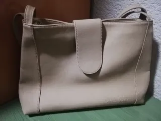 Bolso Beige y Sandalias Negras