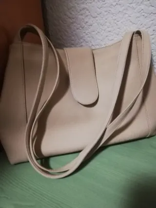 Bolso Beige y Sandalias Negras