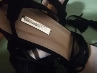 Bolso Beige y Sandalias Negras