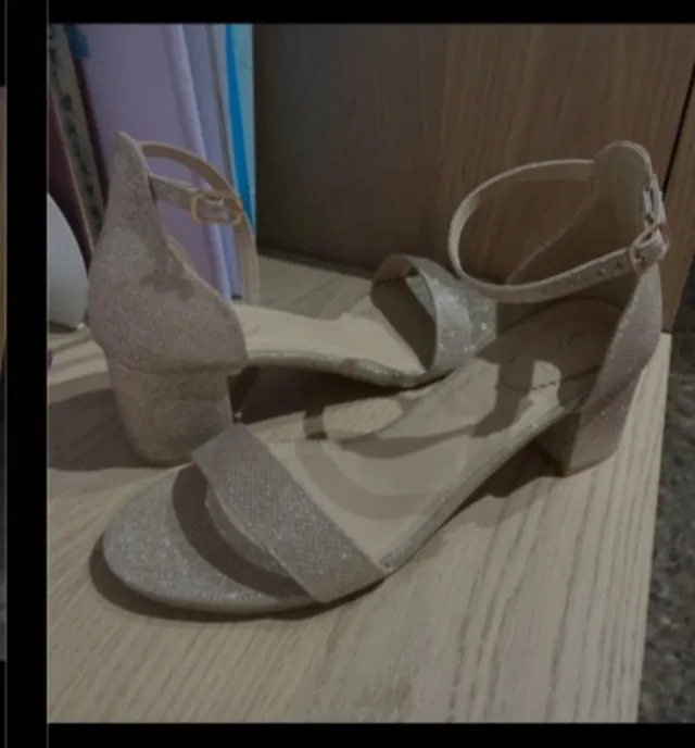 Sandalias tacón doradas brillantes