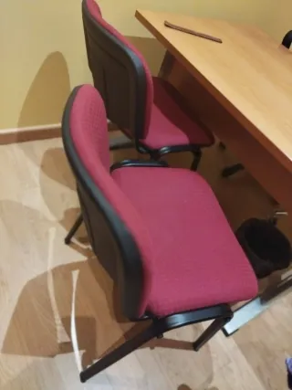 2 Sillas de tela rojas con base negra