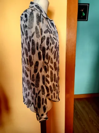 Camisa estampada plumas