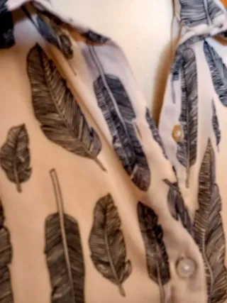 Camisa estampada plumas