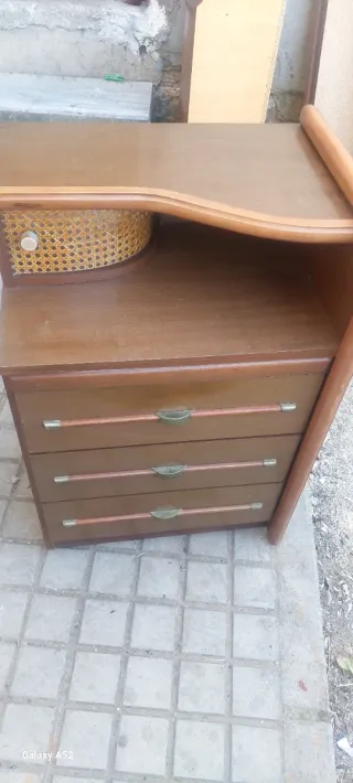 Mesitas de noche de madera y ratán