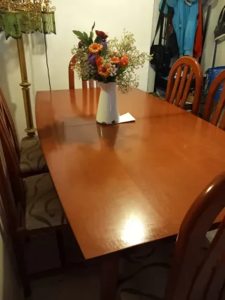 Mesa de comedor de madera