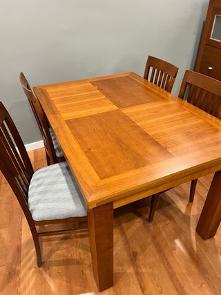 Mesa extensible y 4 sillas de madera.