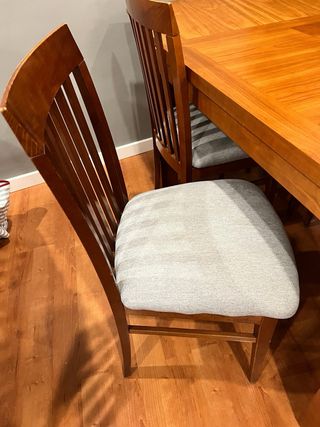 Mesa extensible y 4 sillas de madera.