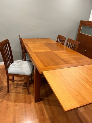 Mesa extensible y 4 sillas de madera.