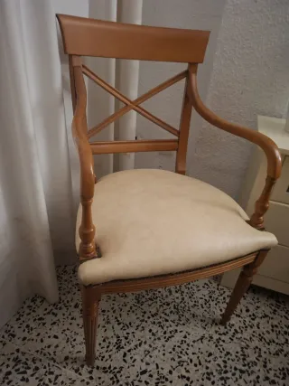 Silla de madera con brazos y asiento polipiel
