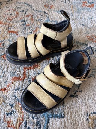 Sandalias Dr. Martens Beige