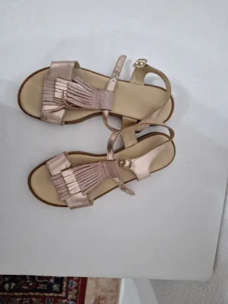Sandalias doradas con flecos