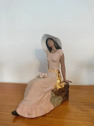 Figura Porcelana Nadal Mujer con Sombrero