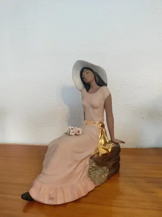 Figura Porcelana Nadal Mujer con Sombrero