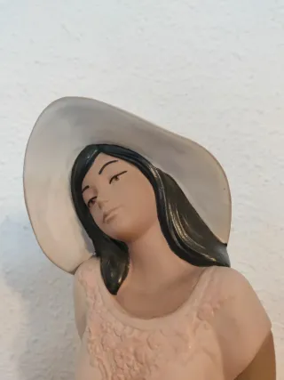 Figura Porcelana Nadal Mujer con Sombrero