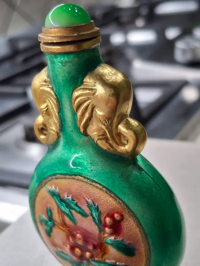 Bottiglia da tabacco in smalto verde