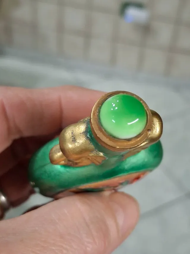 Bottiglia da tabacco in smalto verde