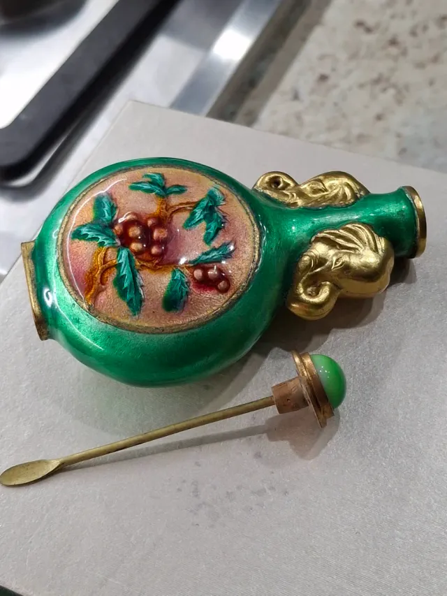 Bottiglia da tabacco in smalto verde