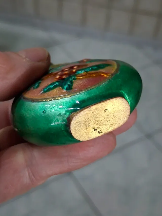 Bottiglia da tabacco in smalto verde