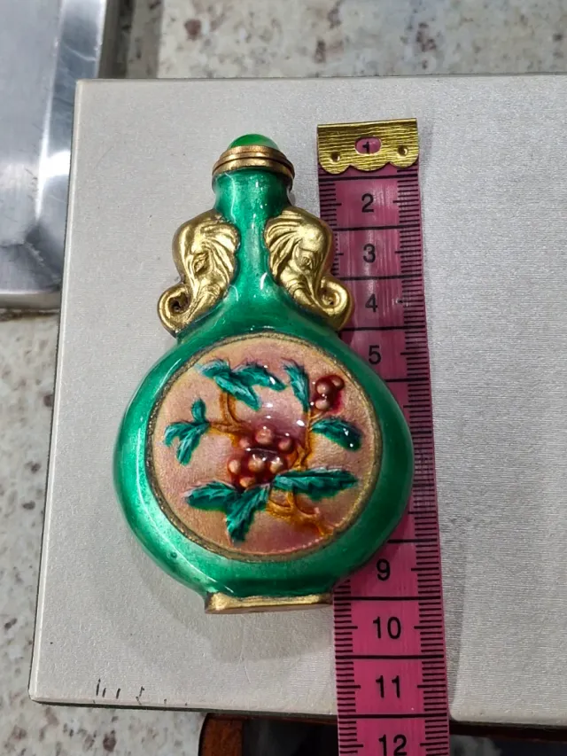 Bottiglia da tabacco in smalto verde